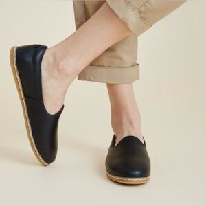 Charix Women’s size 41 Black Leather Slip On Flats Shoes